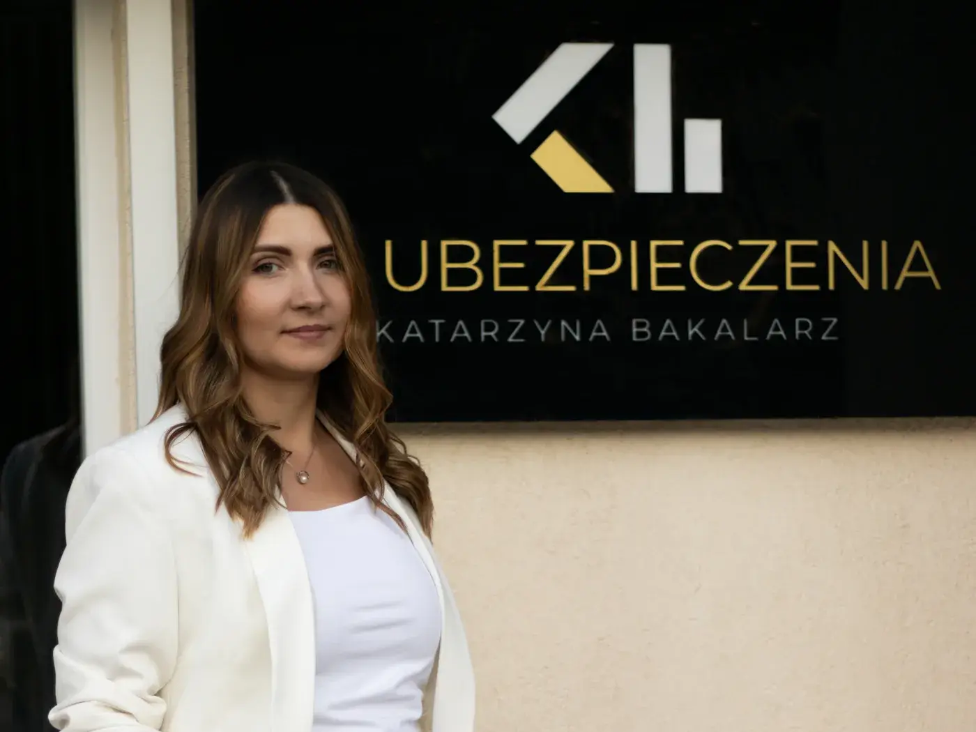 Katarzyna Bakalarz przy szyldzie KB Ubezpieczenia