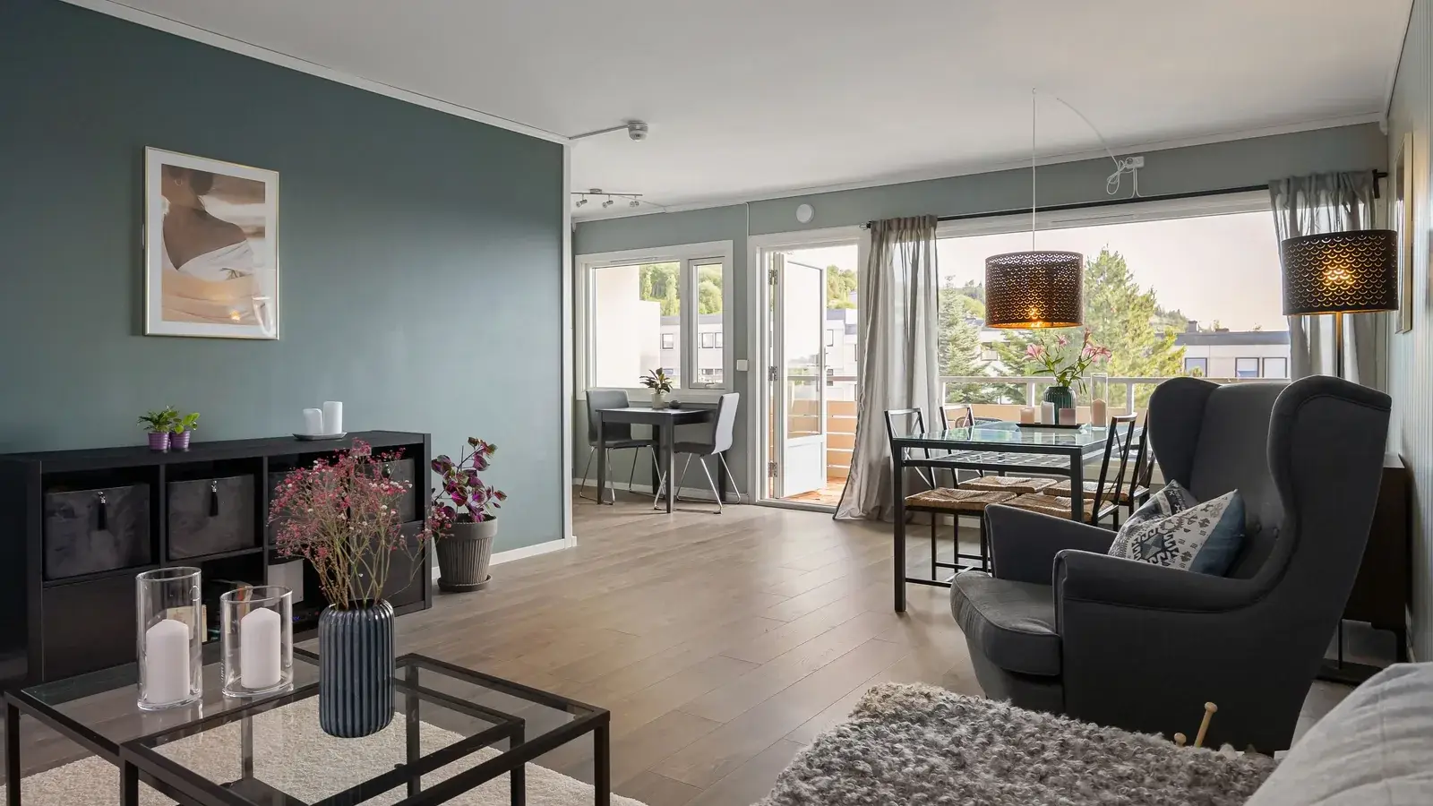 Salon z kanapą, fotelem i wyjściem na balkon